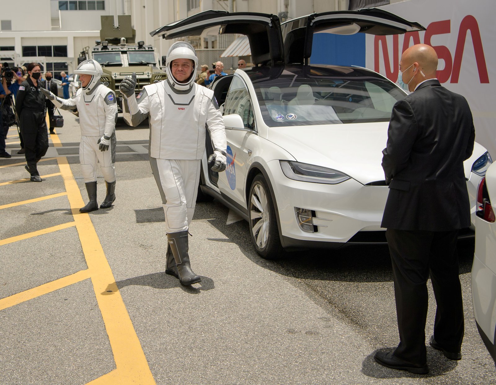 Los pilotos de la mision space x falcon 9 elon musk astronautas y trajes modernos