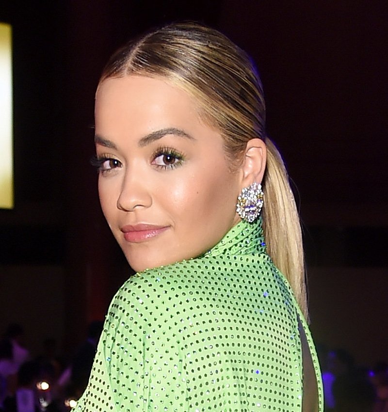 la coleta baja de Rita Ora