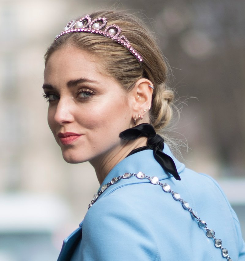 El moño bajo con adornos de Chiara Ferragni